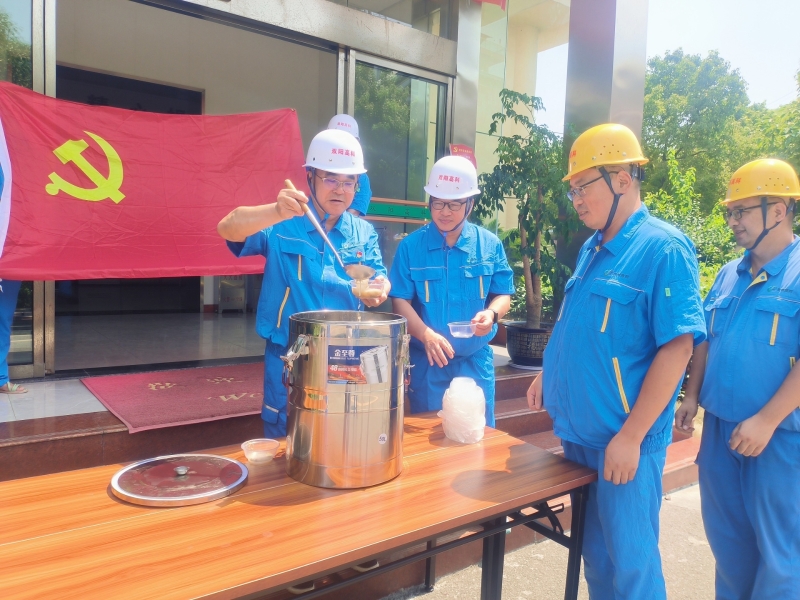 炎炎夏日送清涼，慰問(wèn)職工暖人心